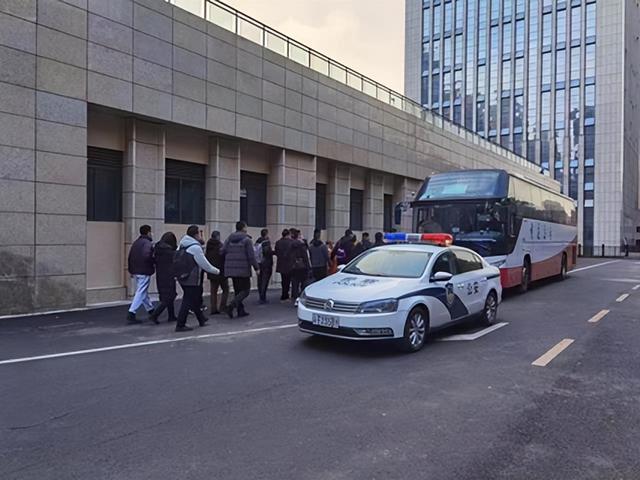 老年人相亲成内娱顶流：论搞对象，你大爷还是你大爷-21.jpg