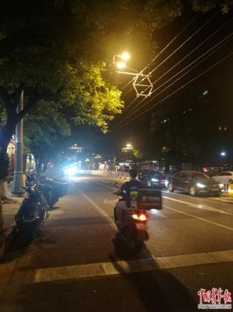外卖小哥的世界杯：送餐时问比分 能吃苦才能赚钱-7.jpg