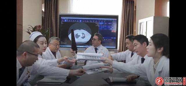新医大附属肿瘤医院单孔多臂机器人手术实现新突破-1.jpg