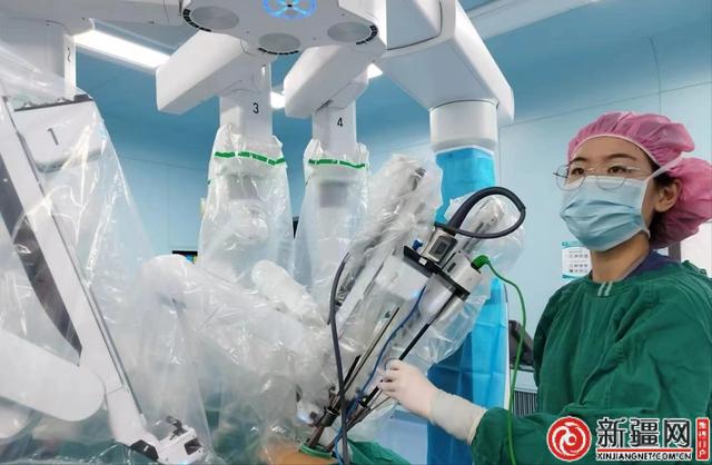 新医大附属肿瘤医院单孔多臂机器人手术实现新突破-3.jpg