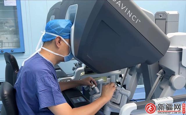 新医大附属肿瘤医院单孔多臂机器人手术实现新突破-2.jpg