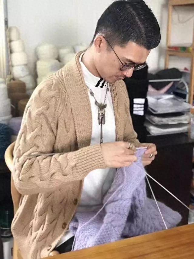 汕头85后小伙，靠织毛衣两登央视，一件毛衣卖9899元，年入500万-2.jpg