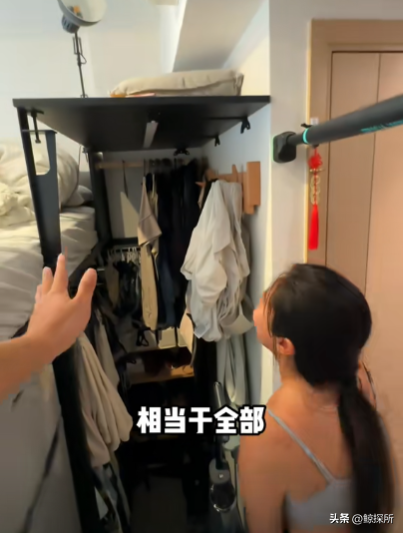 香港女子花400万买15平房子，晚上睡衣柜顶，客厅宽敞还有大阳台-10.jpg