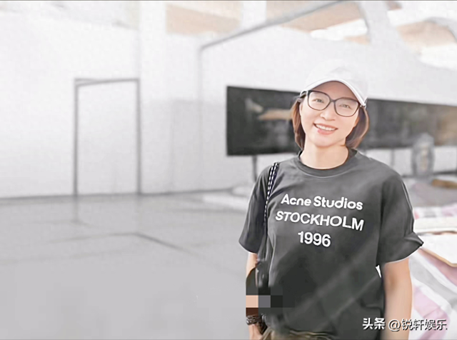 51岁董卿素颜游苏州美上热搜，网友：央视气质教科书-1.jpg