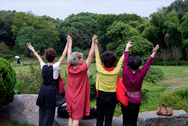 我退休旅游5年，走遍全国后才发现：旅行对老年人来说，真没意思-3.jpg