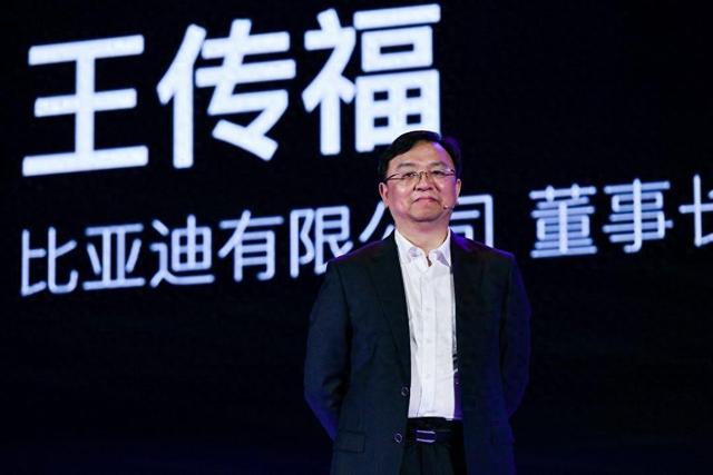 王传福15岁成孤儿，嫂子卖嫁妆供上学，今身价千亿把嫂子宠成公主-1.jpg