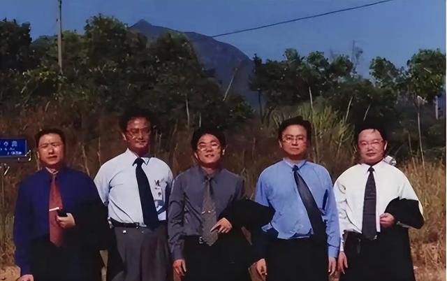 王传福15岁成孤儿，嫂子卖嫁妆供上学，今身价千亿把嫂子宠成公主-8.jpg