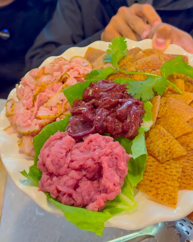 昆明8家能征服米其林评委的小馆子，食材很恶心，味道很土匪-3.jpg
