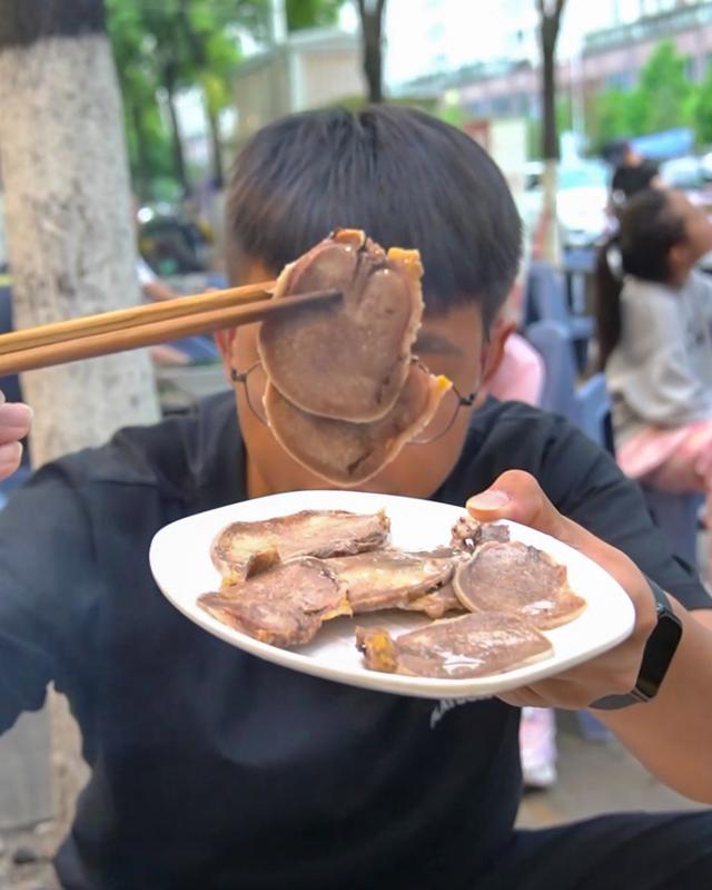 昆明8家能征服米其林评委的小馆子，食材很恶心，味道很土匪-27.jpg